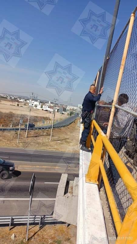 Sujeto quería aventarse del puente peatonal 