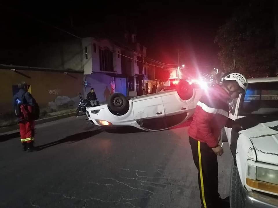 Tras espectacular vuelco de auto, cuatro jóvenes logran salvar la vida