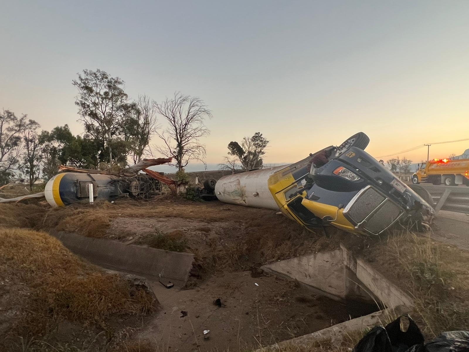 Vuelca pipa en carretera México – Tuxpan