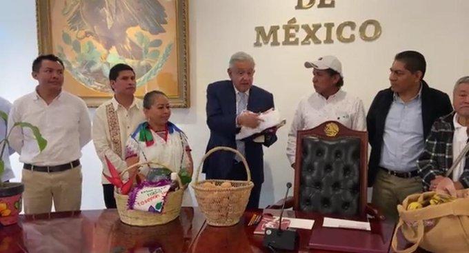 De Cuetzalan a Palacio Nacional, le llevan huevos criollos a AMLO