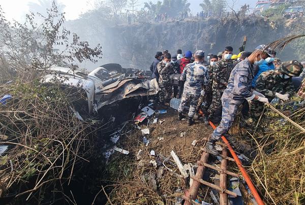 Hallan 68 cadáveres tras accidente aéreo con 72 pasajeros a bordo en Nepal