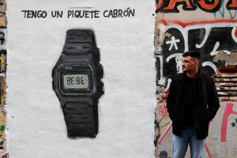 Un grafitero plasma en las calles de Valencia la canción de Shakira a Piqué Un grafitero plasma en las calles de Valencia la canción de Shakira a Piqué