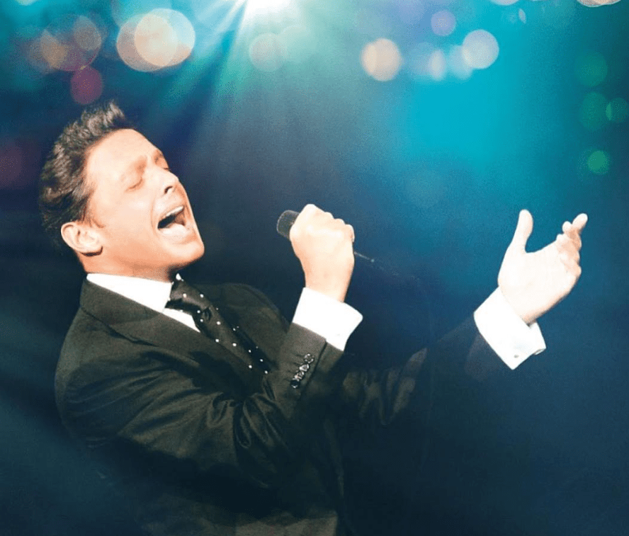 Luis Miguel pasea por España con Paloma Cuevas