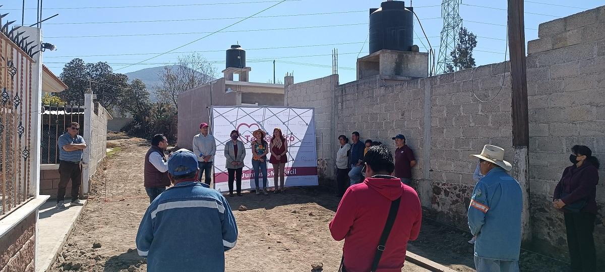 Entrega materiales para construcción de obras  en dos calles