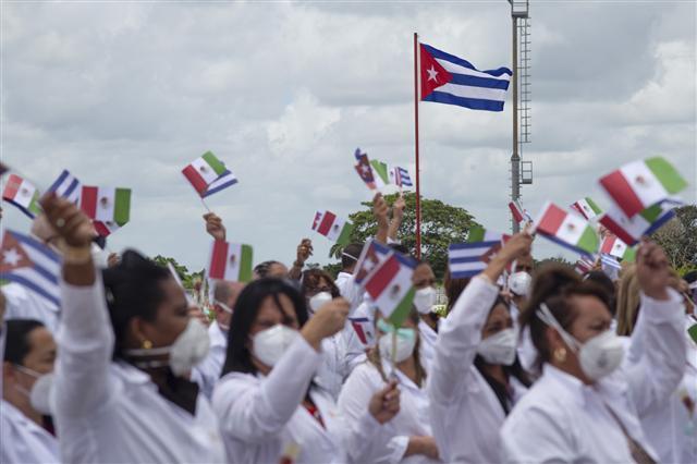 Llegarán 124 médicos cubanos a hospitales de 12 estados: IMSS