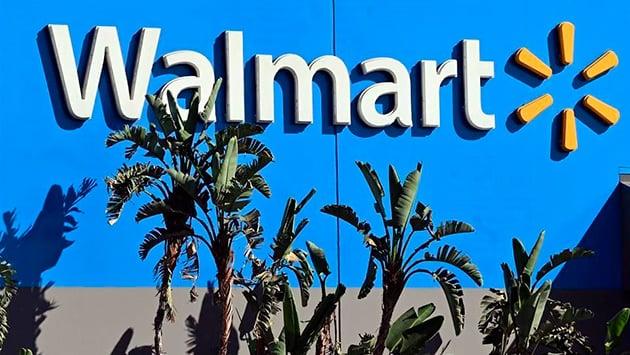 Va Walmart contra nuevas reglas para consumo de cigarro