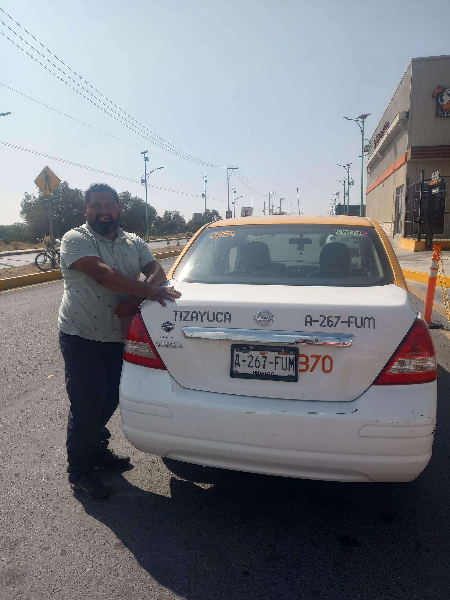 Conductor de taxi, regreso cosas olvidadas a pasajera