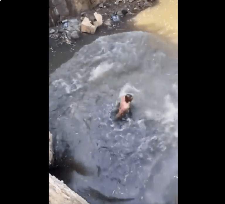 Desnudan y avientan a presunto ladrón a canal de aguas negras