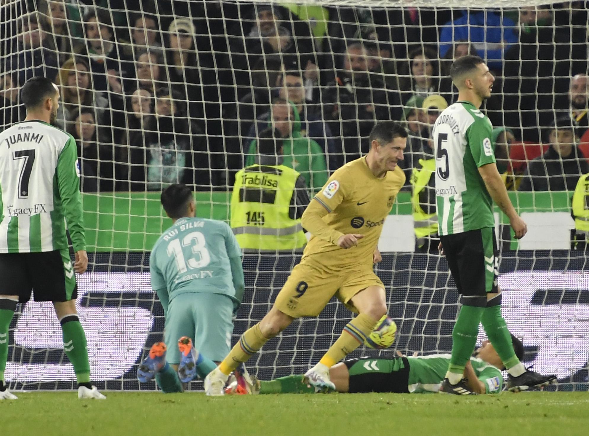 El Barcelona afianza su liderato ante Betis que reaccionó tarde