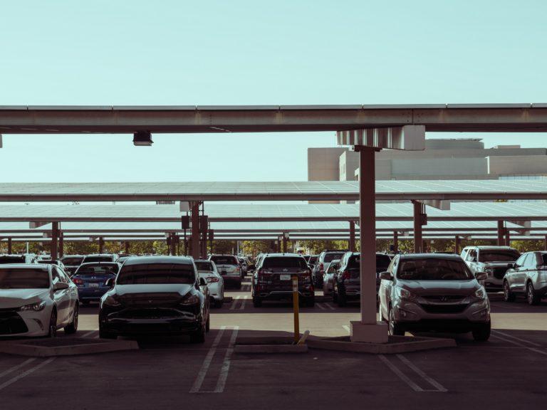 Proponen que comercios garanticen estacionamiento para clientes en situación vulnerable 