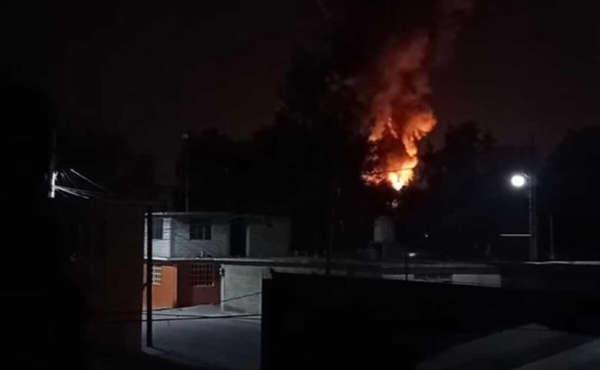 Explota casa donde almacenaban huachicol en Atitalaquia