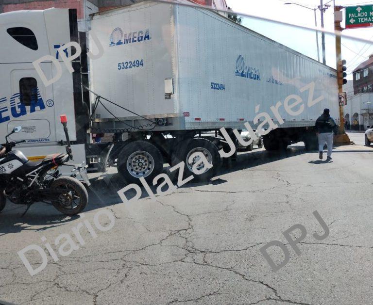 Conductor de tráiler golpea poste de un semáforo