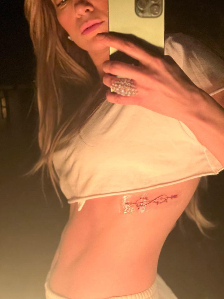 Tachan de “ridículos” a JLo y Affleck por tatuajes que se hicieron