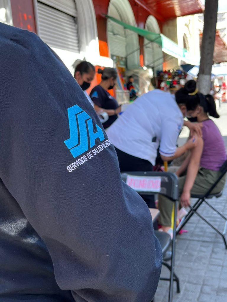 Instalan puestos de vacunación en zonas concurridas 