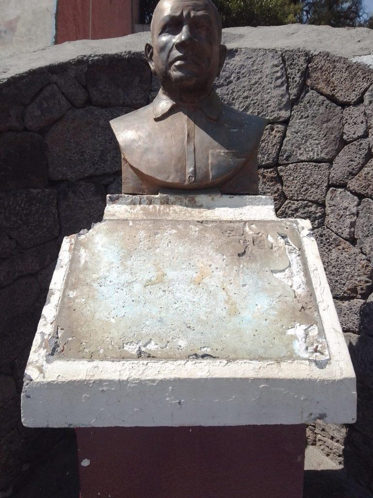 Roban placa de bronce, frente al palacio municipal 