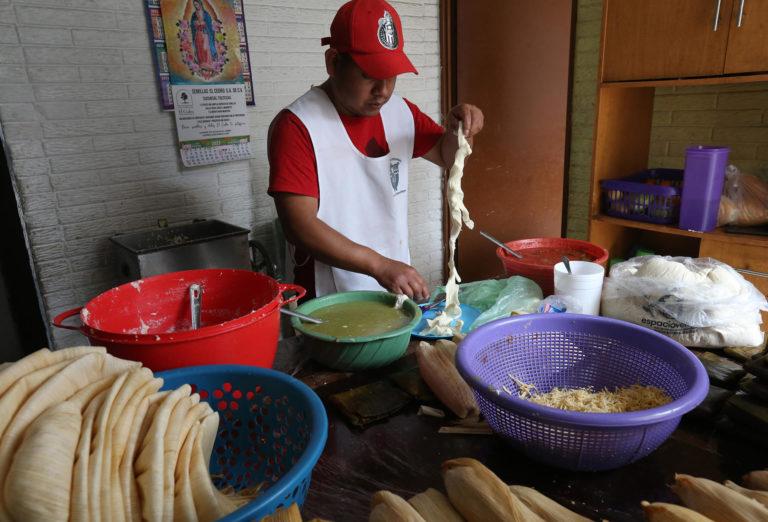 Tamaleros se preparan para un aumento de ventas por la Candelaria Tamaleros se preparan para un aumento de ventas por la Candelaria