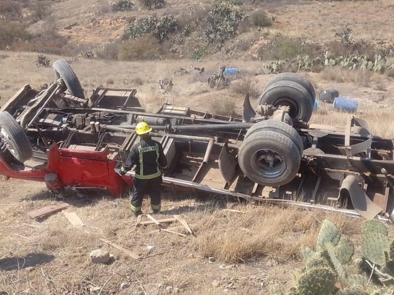 Vuelca camioneta que transportaba huachicol Vuelca camioneta que transportaba huachicol