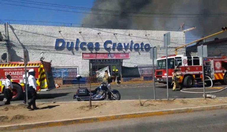 Incendio en Dulces Cravioto moviliza a cuerpos de emergencia