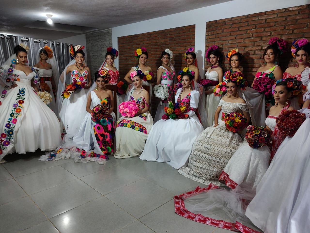 Diseñadora crea colección de vestidos de novia con bordados huastecos.