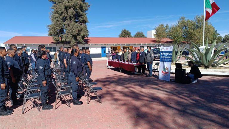 Entregan uniformes a policías municipales Entregan uniformes a policías municipales