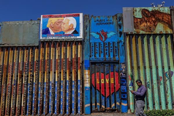 Biden y Trump se besan en pintura de protesta en muro fronterizo de México Biden y Trump se besan en pintura de protesta en muro fronterizo de México