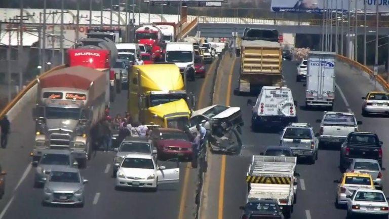 Tráiler embiste a dos autos particulares y deja tres heridos