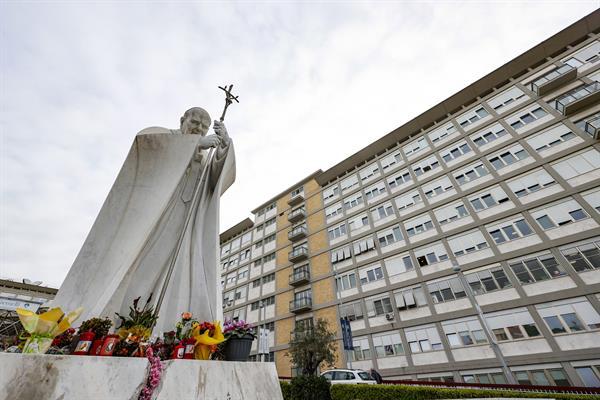 El papa sufre una bronquitis y puede recibir el alta en los próximos días El papa sufre una bronquitis y puede recibir el alta en los próximos días