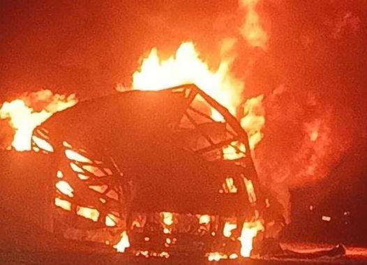 Camioneta que transportaba huachicol explota e incendia Camioneta que transportaba huachicol explota e incendia