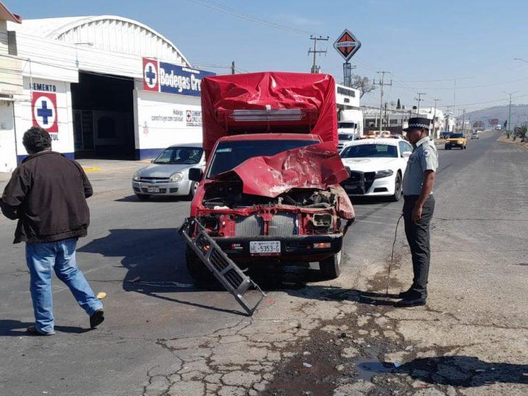 Choque por alcance entre camioneta y microbús