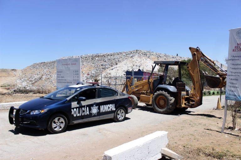 Vecinos bloquean acceso al relleno sanitario para pedir bacheo de calles Vecinos bloquean acceso al relleno sanitario para pedir bacheo de calles