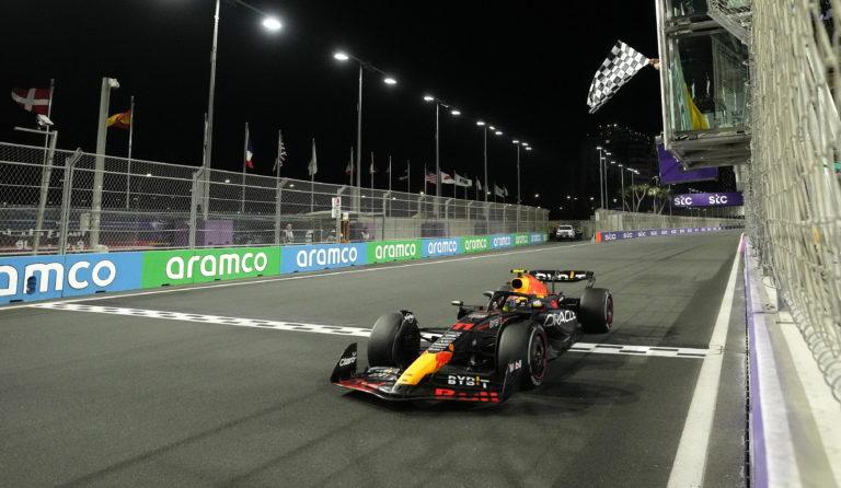 HAMILTON HALAGA AL RB19 DE “CHECO” PÉREZ Y VERSTAPPEN HAMILTON HALAGA AL RB19 DE “CHECO” PÉREZ Y VERSTAPPEN