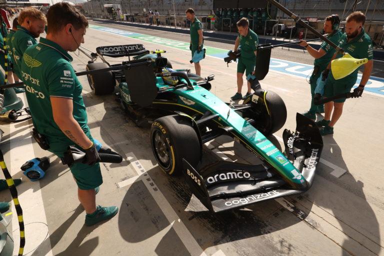 HASTA TROPIEZOS DE MECÁNICOS HUBO EN EL GP DE BAHREIN HASTA TROPIEZOS DE MECÁNICOS HUBO EN EL GP DE BAHREIN