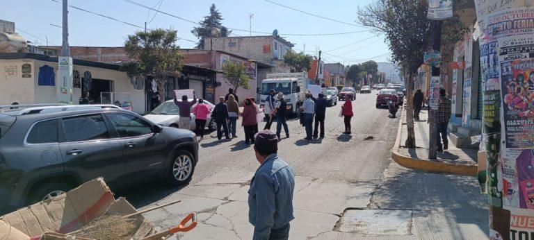 Por falta de agua, habitantes realizan bloqueo carretero