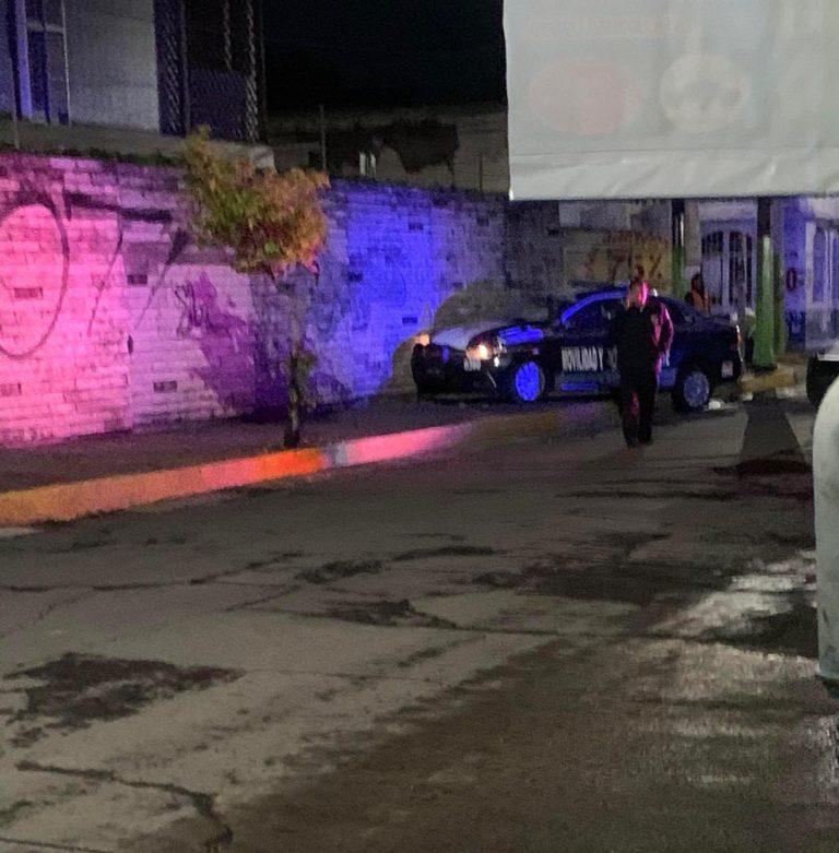 Impacta taxi a patrulla de tránsito en Tulancingo