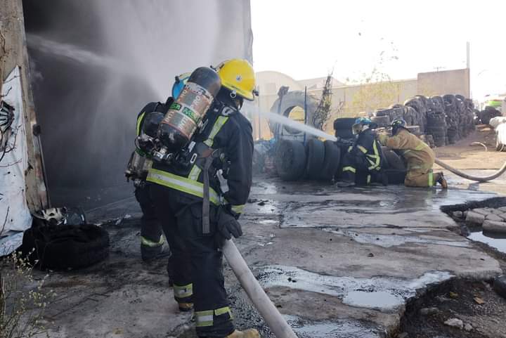 Incendio en llantera, alarma a vecinos de la Calera