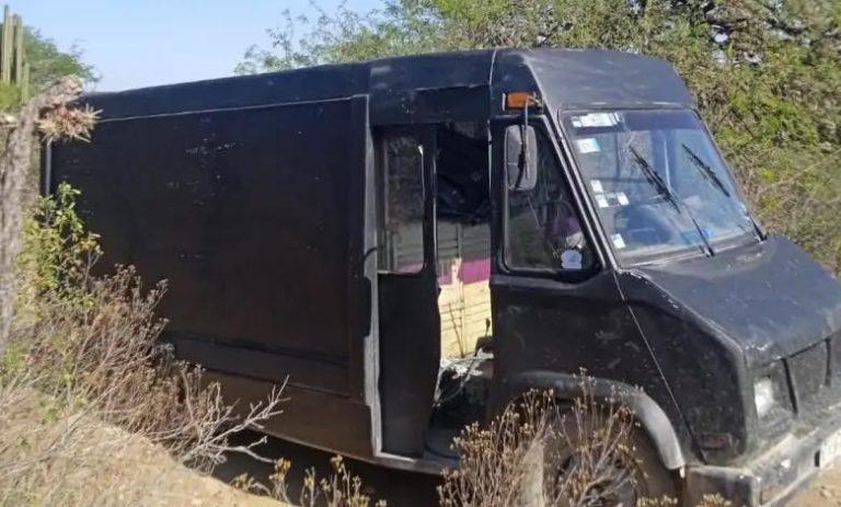 Localizan y aseguran camioneta con cuatro bidones llenos de combustible Localizan y aseguran camioneta con cuatro bidones llenos de combustible
