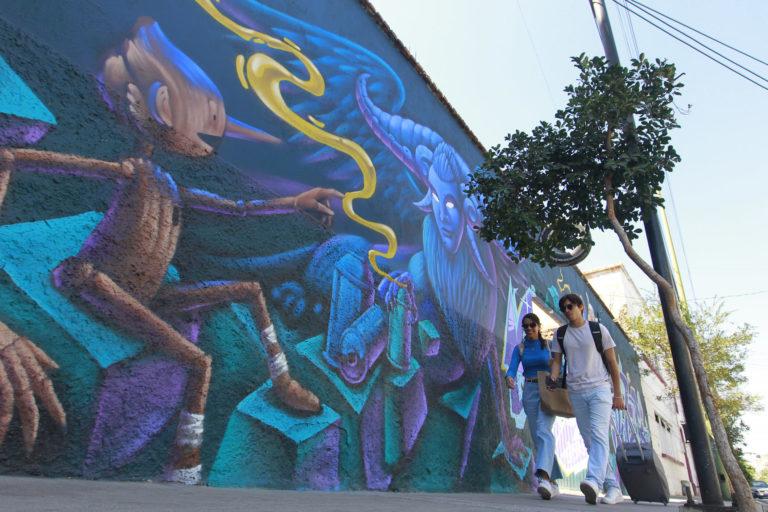Mural de “Pinocchio” honra a Guillermo del Toro en su ciudad natal Mural de “Pinocchio” honra a Guillermo del Toro en su ciudad natal