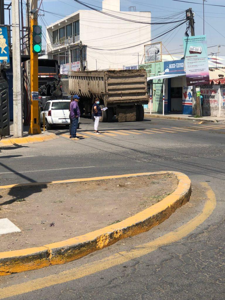 Conductores de unidades con estiércol, tiran residuos en calles