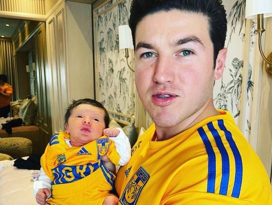 Samuel García presume a su hija Mariel con uniforme de Tigres Samuel García presume a su hija Mariel con uniforme de Tigres