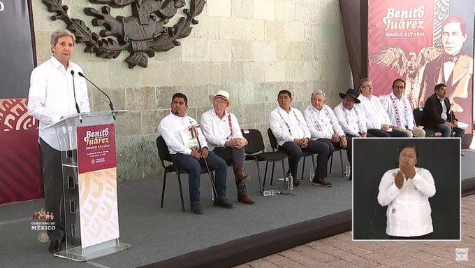 AMLO conmemora natalicio de Benito Juárez junto a Kerry y Salazar