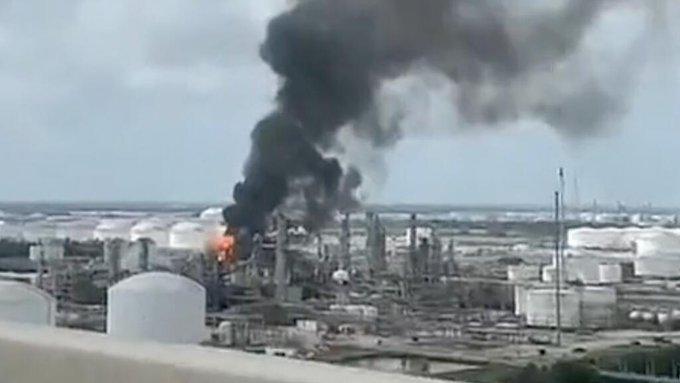 Reportan incendio en planta química de Pasadena, en EU Reportan incendio en planta química de Pasadena, en EU