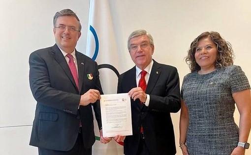 Ebrard entrega carta a Thomas Bach; postula a México como sede de JO Ebrard entrega carta a Thomas Bach; postula a México como sede de JO