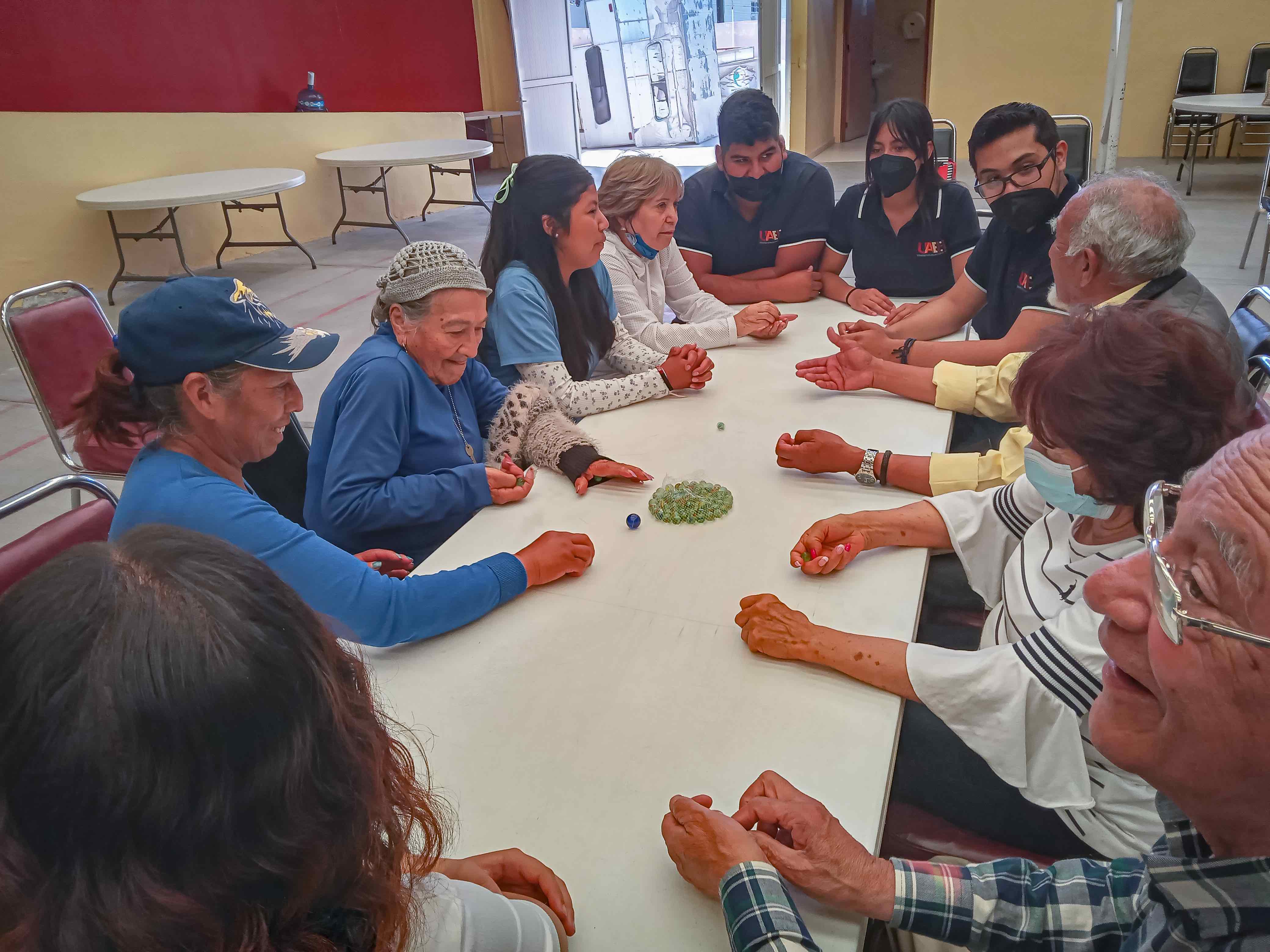 Jóvenes y personas adultas mayores comparten historias de vida