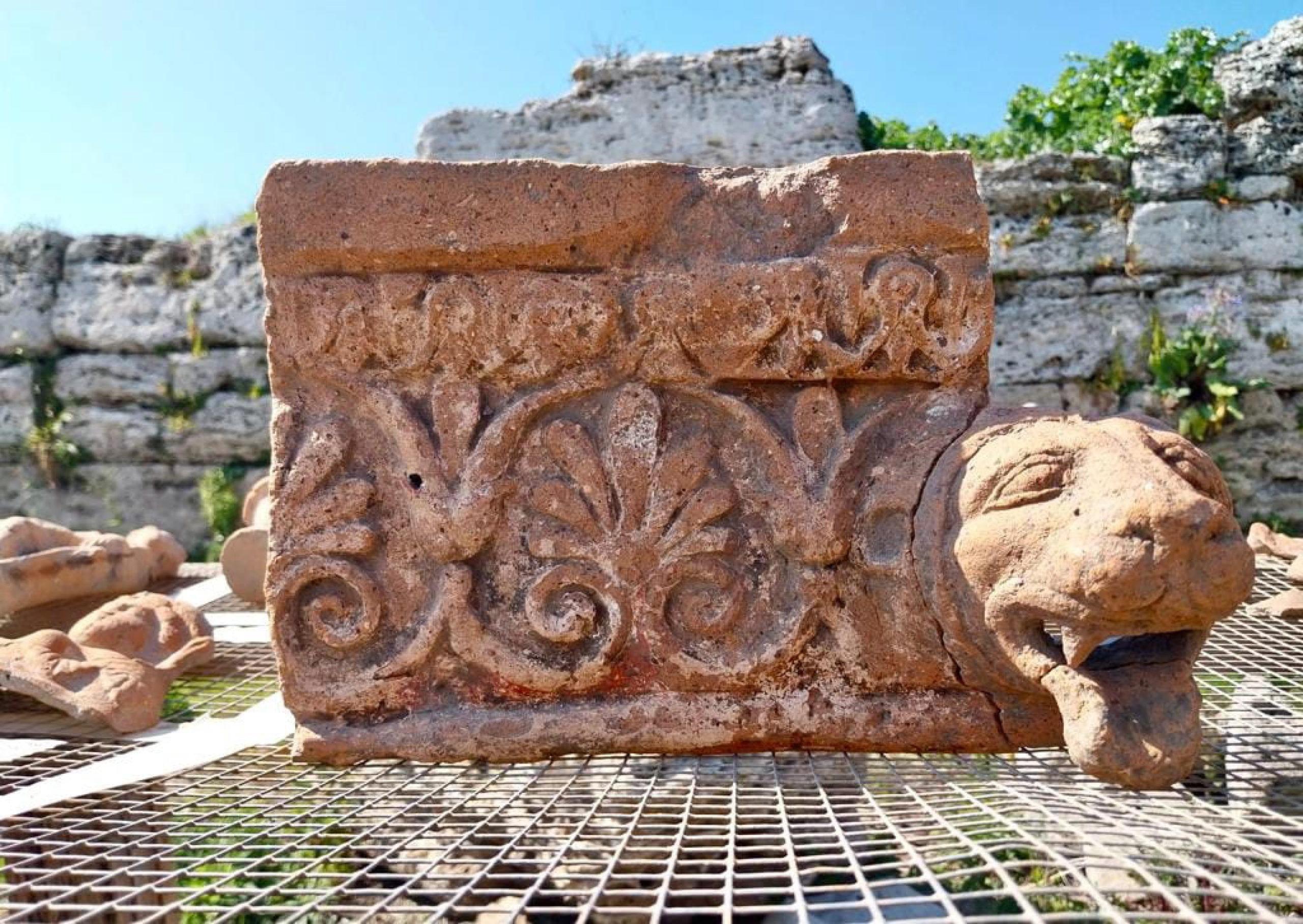 Excepcional hallazgo de cientos de estatuas y altares en el templo de Paestum