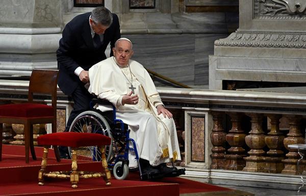 El papa, ausente en un Vía Crucis con la guerra de Ucrania de nuevo presente