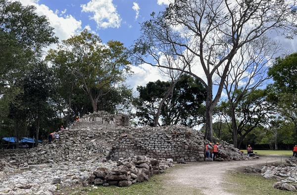 Hallan disco con jeroglíficos mayas en Chichén Itza