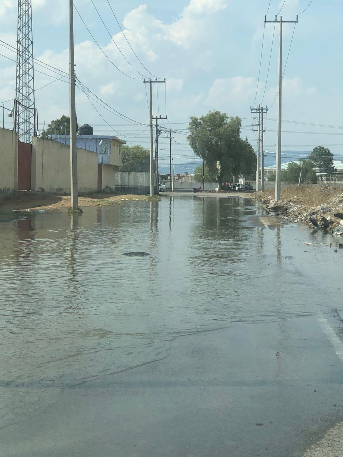 Agua de caño rebotó de coladeras