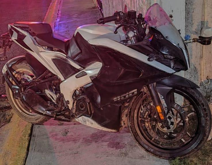 Aseguran moto con reporte de robo; el piloto tenía droga