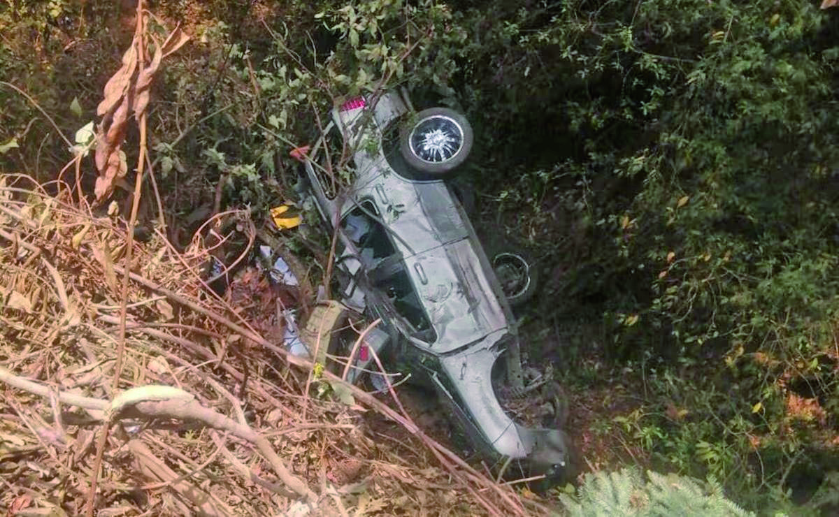 Auto a barranco; se salvan en la Omitlán-Real del Monte