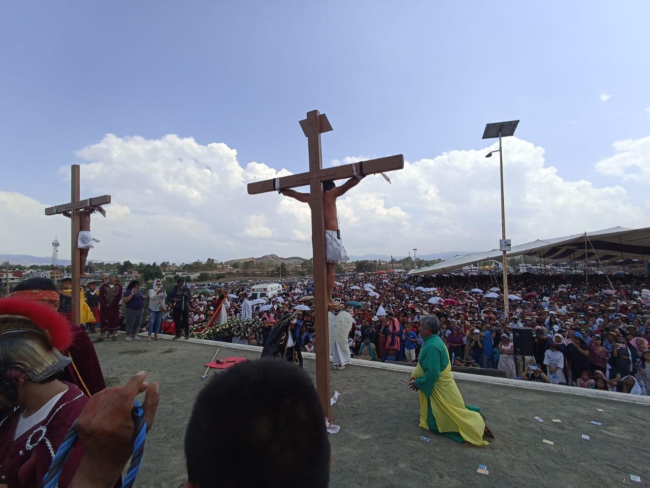 Cerca de 35 mil acompañaron viacrucis de Acatlán